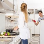 Lodówka w kuchni – jak ją prawidłowo ustawić?